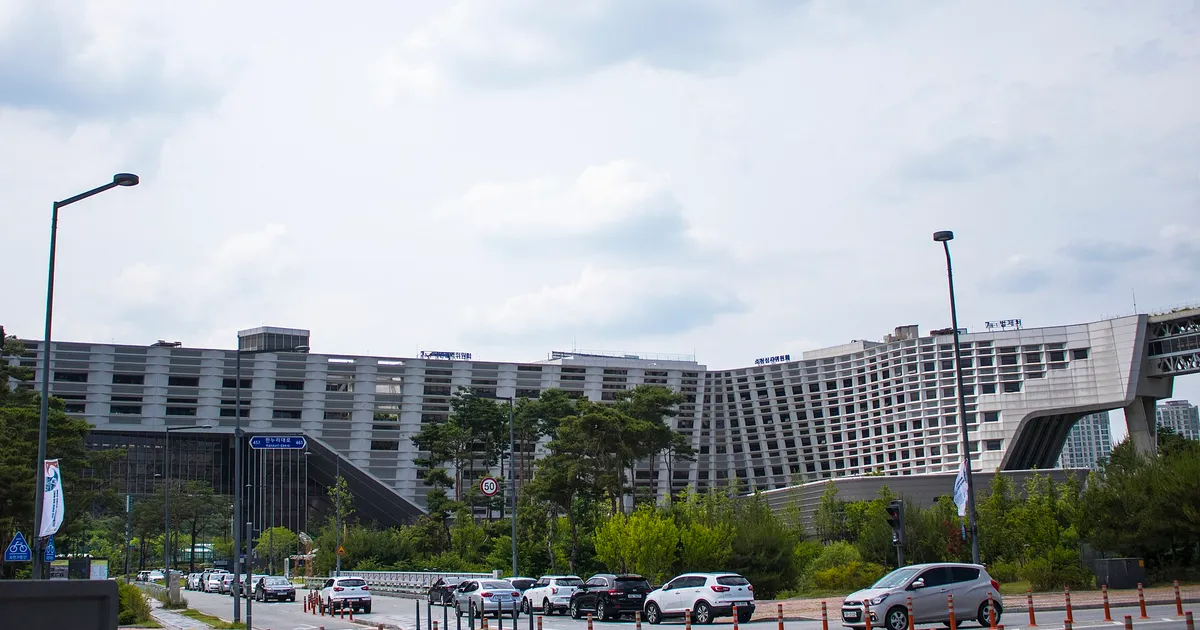 정부세종청사 7동 앞 도로의 차량들